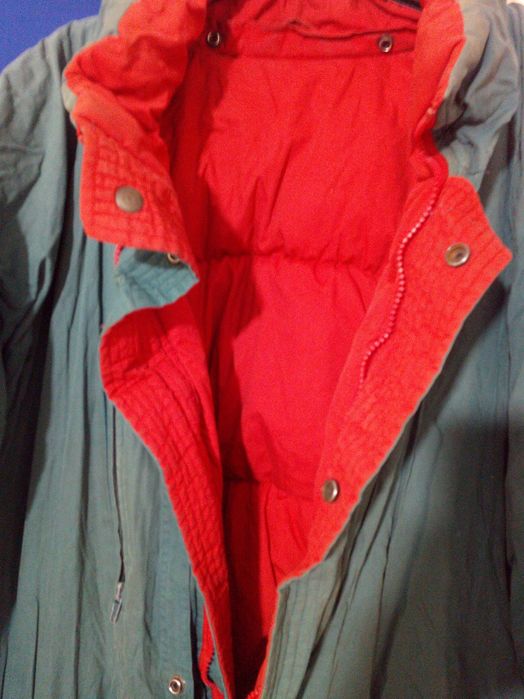 Vând geaca matlasată, cu 2 fete roșu și verde,cu gluga nu