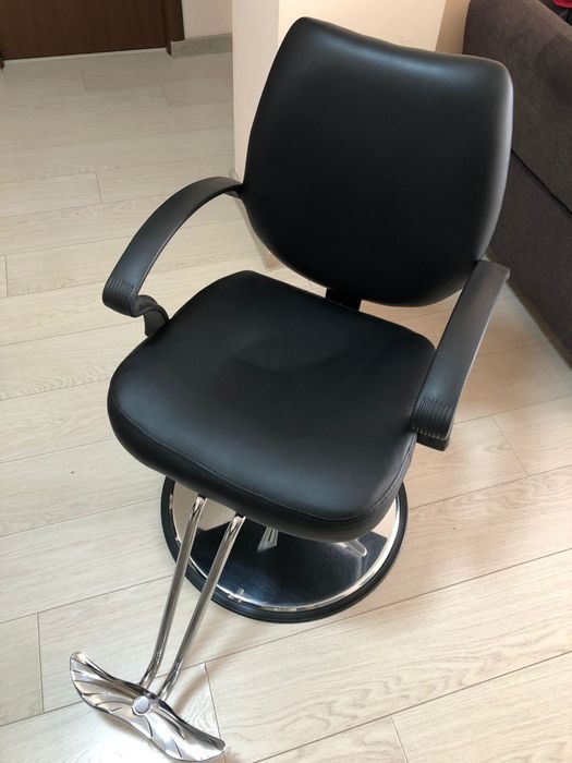 Scaun frizerie și masa