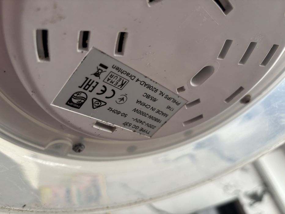 Aparat de calcat vertical cu abur