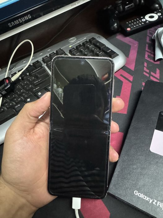 Samsung Galaxy Z Flip5……………