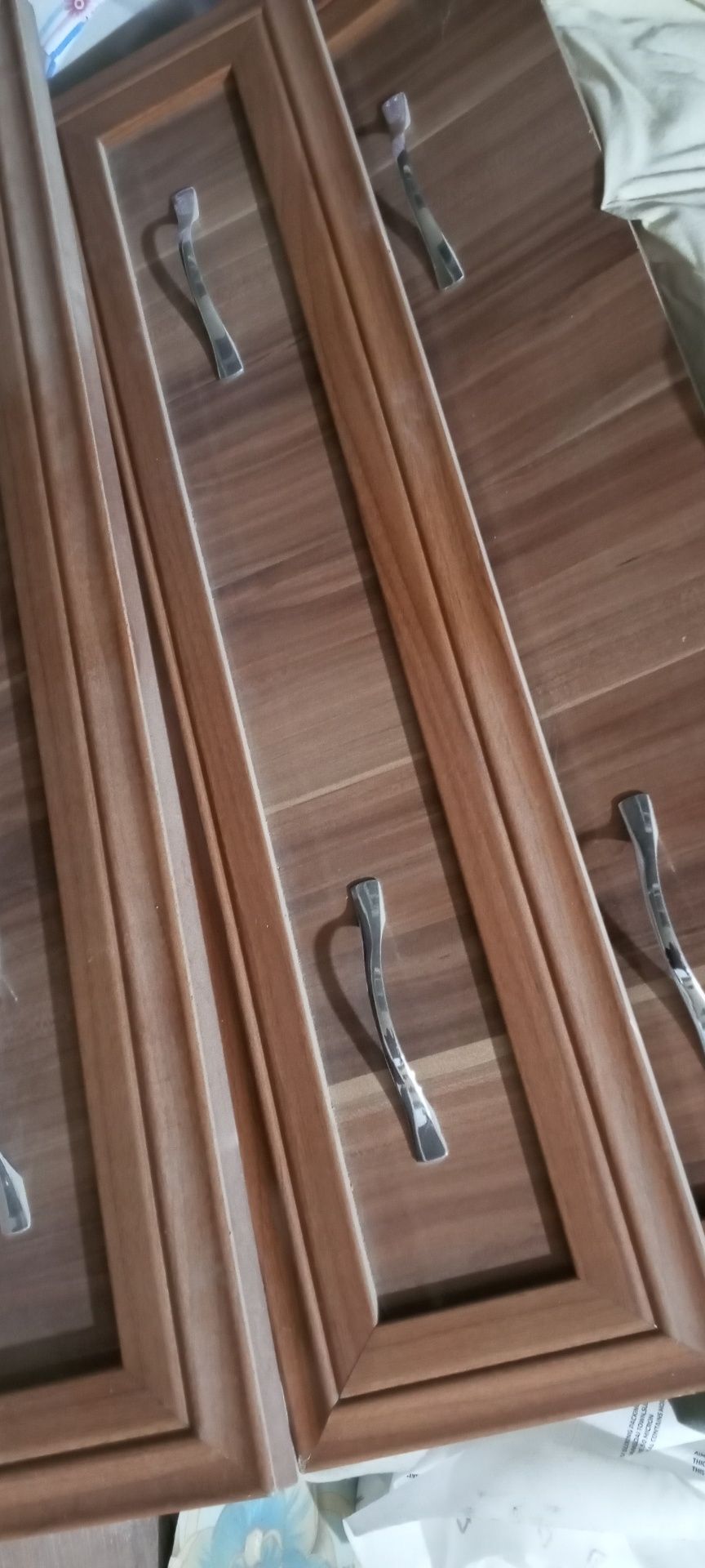 6 eshikli shifaner,divan va oynali servan sotiladi
