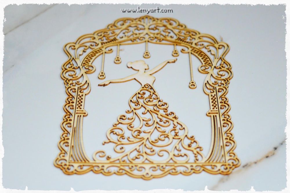 Сватбена арка от бирен картон с орнаменти и булка