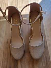 Дамски обувки на платформа
