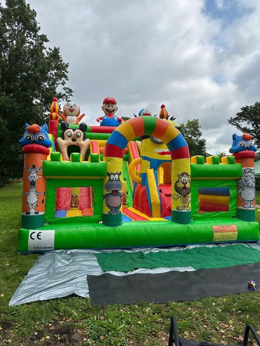 Vând topogan gonflabil folosit un sezon cu tot inclus suflate și kit