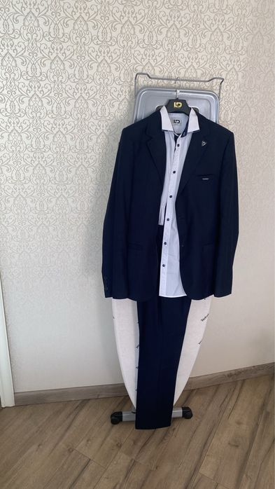 Костюм мужской темно синего цвета на рост1 170 см рубашкой в комплекте