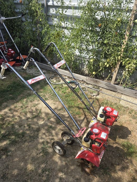 Vând 2 motocultoare Mantis pe benzină.