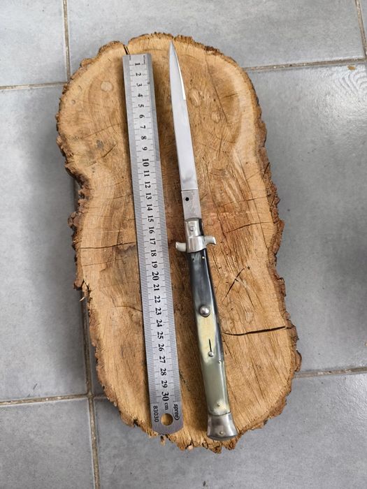 Se vinde Stiletto de mari dimensiuni anii 50