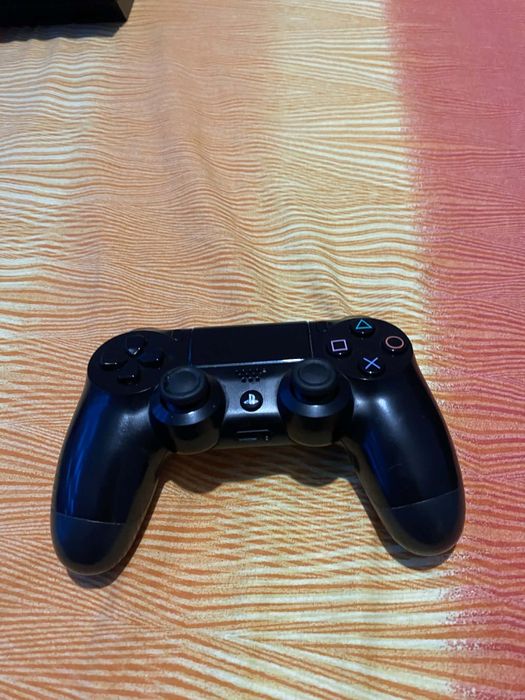 Продавам PS4 FAT 500GB с джойстик+ 7 игри за които се доплаща