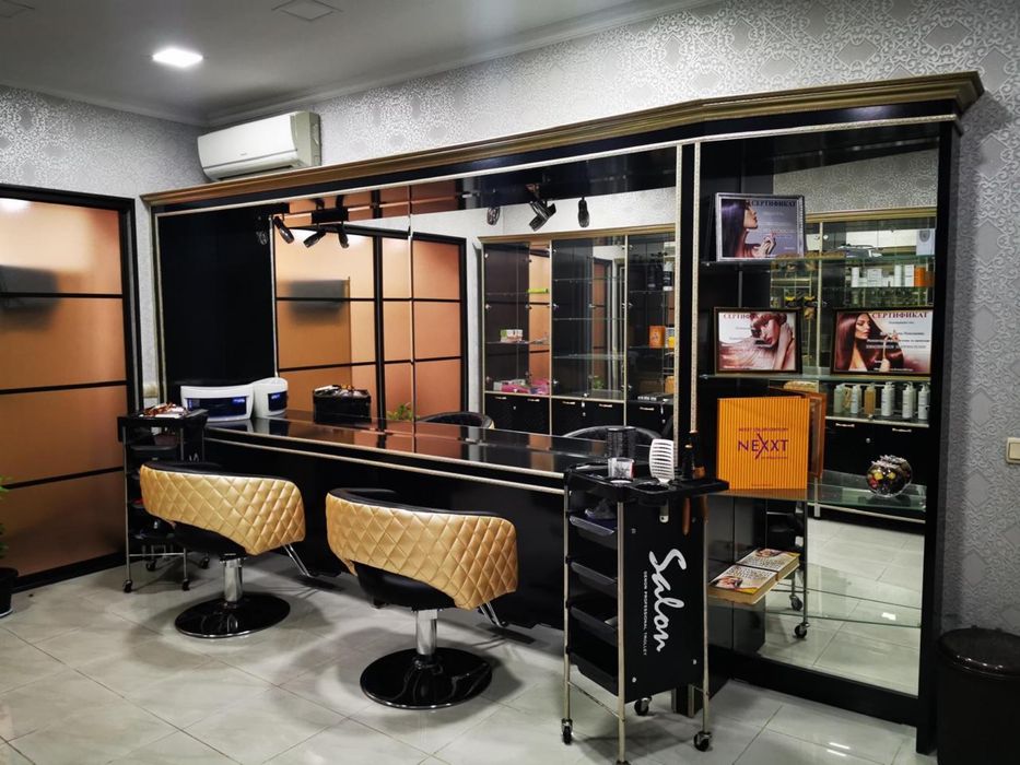 Зеркало и шкаф для салона красоты