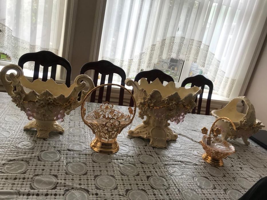 Посуда вазы шторы ковры мебель холодильники стаканы, кровати, конционе