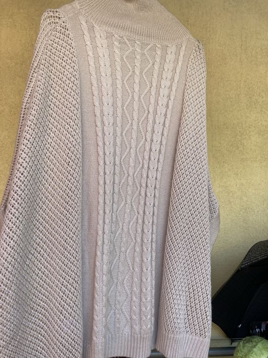 Cardigan foarte placut la piele,pe gat ,culoarea bej