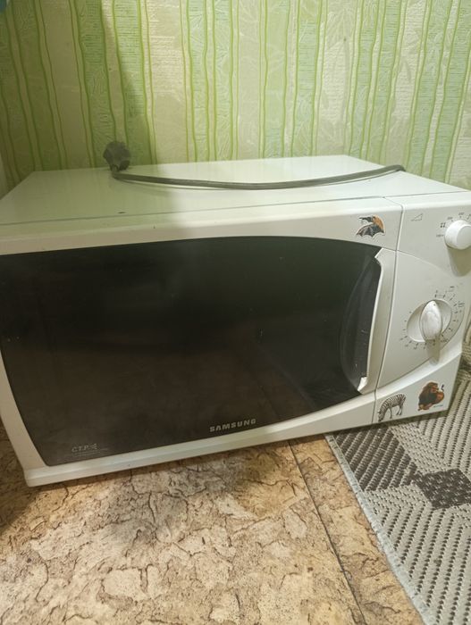 Продам микроволновку Самсунг б/у на запчасти за 3000 ТГ.