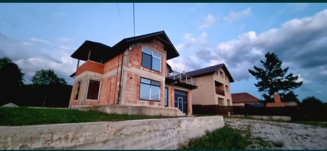 Casa de vânzare cu 2000m patrati livada