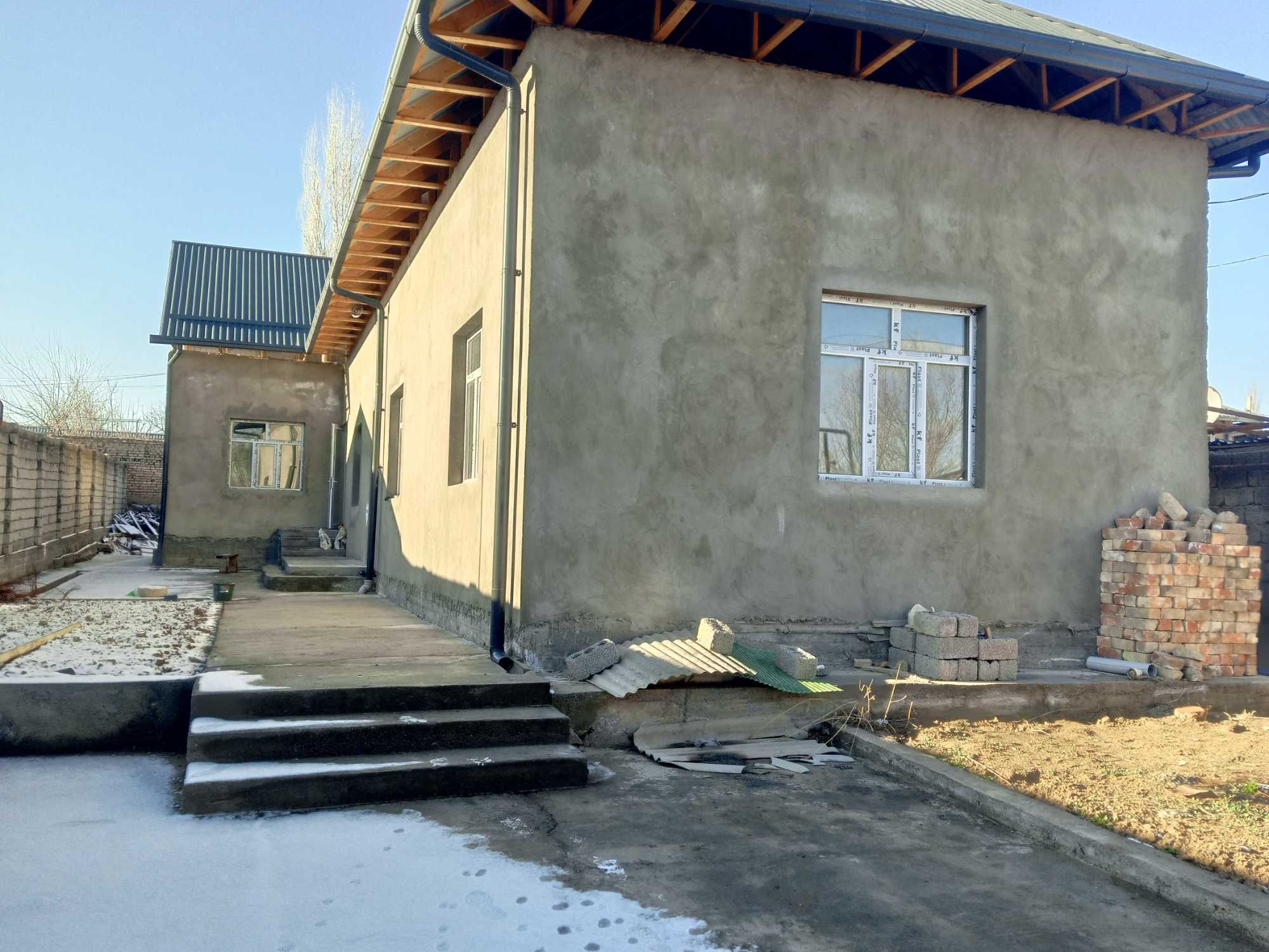 Чирчиқ шаҳар химпоселкада уй сотилади 5 сотик, 5 хона янги қурилган