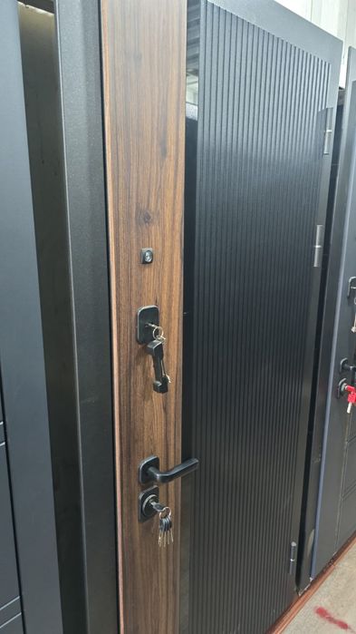 Установка входных дверей.