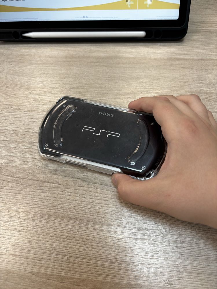 PSP GO в отличном состоянии + чехлы, редкая модель