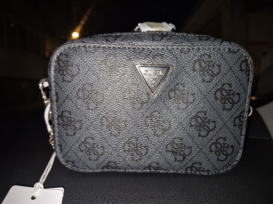Оригинална чанта на Guess