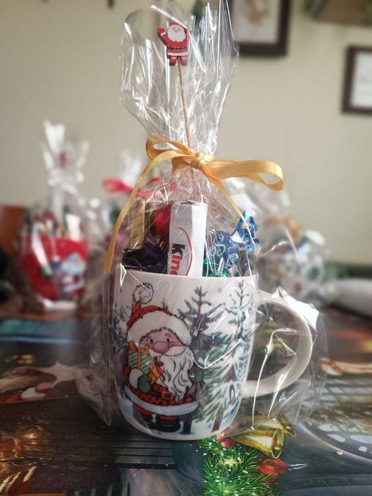 Коледни ръчно подредени чаши с лакомства