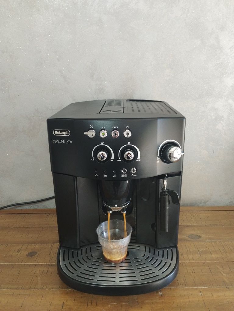 Aparat/espressor cafea DeLonghi Magnifica/transport gratuit