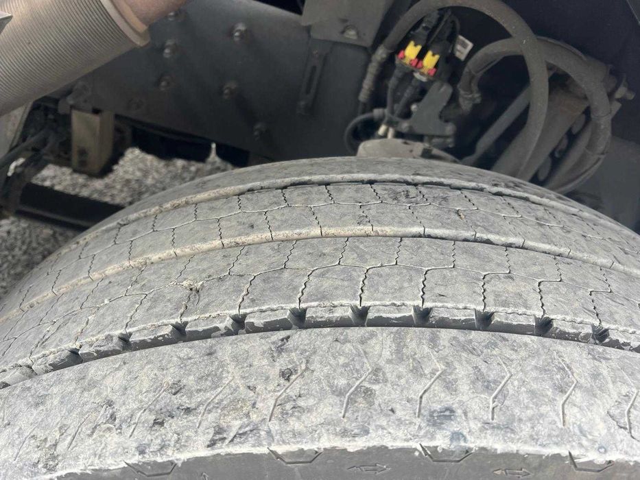 Volvo cap tractor 2016 – gri – stare foarte bună, gata de lucru