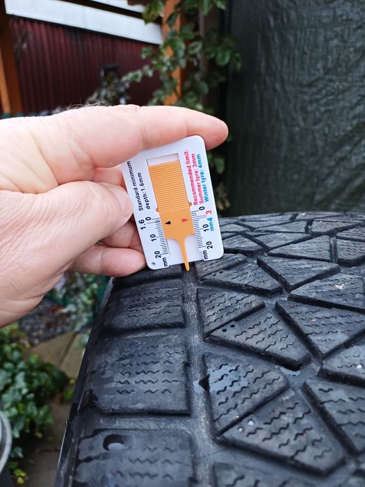 235 60 17 Bridgestone iarna