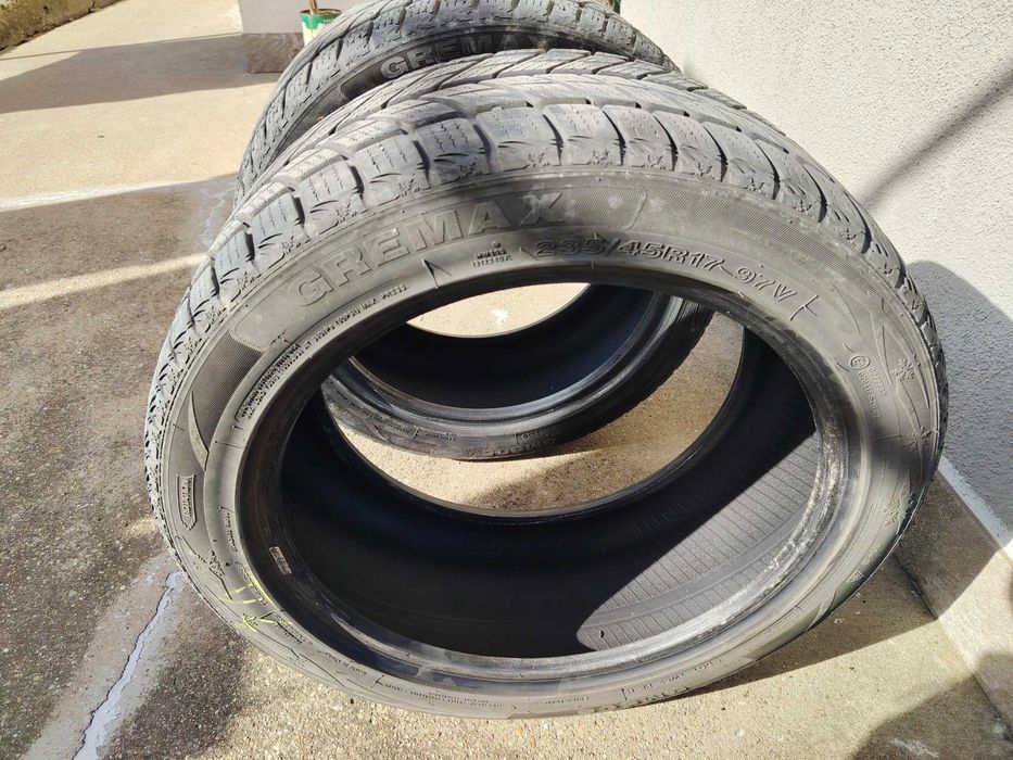 Зимни гуми 235/45/17 Gremax