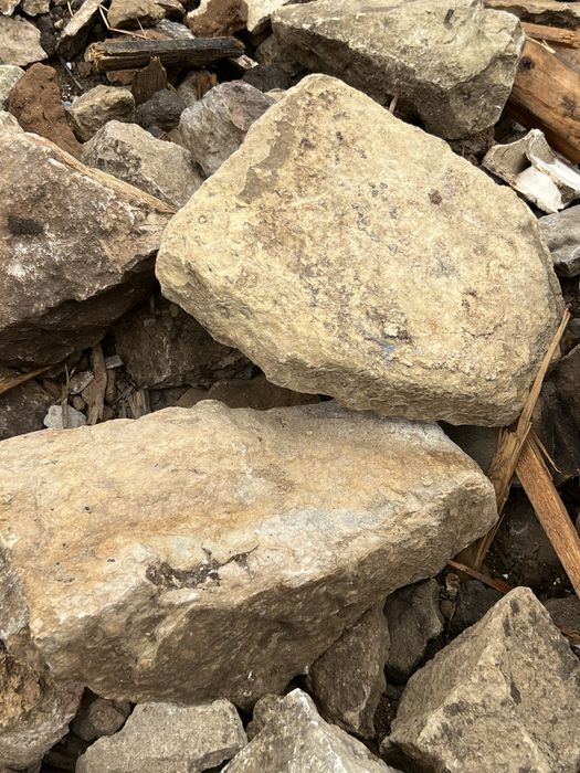 Vand piatra veche de 120 ani din demolare