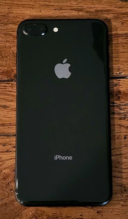 Продавам Айфон 8