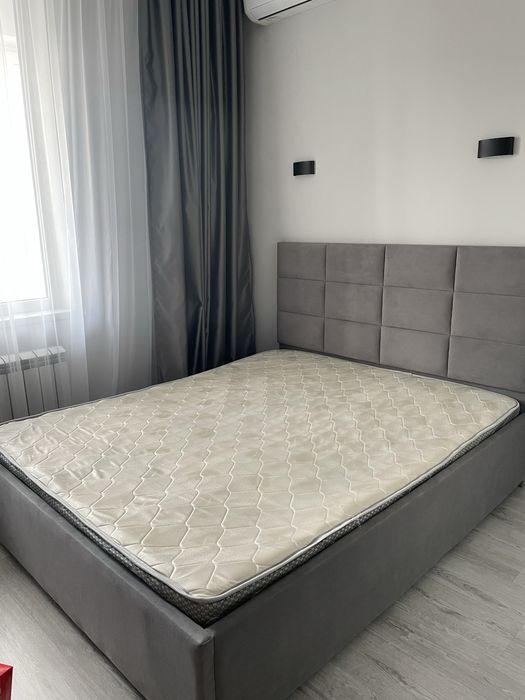 Двухспальная кровать с матрасом