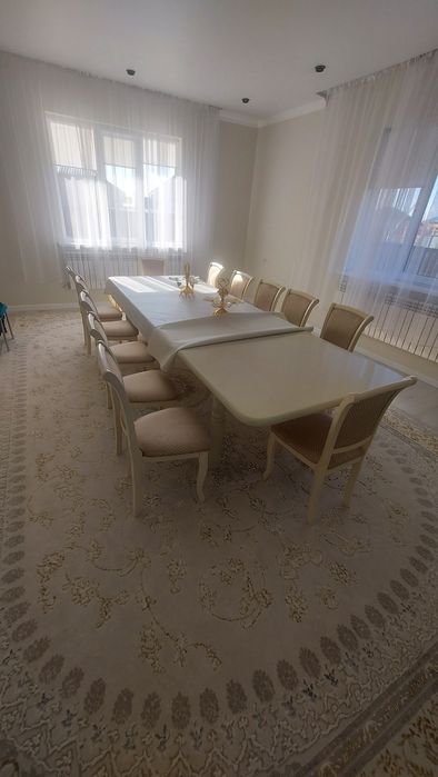 стол со 12 стульями.