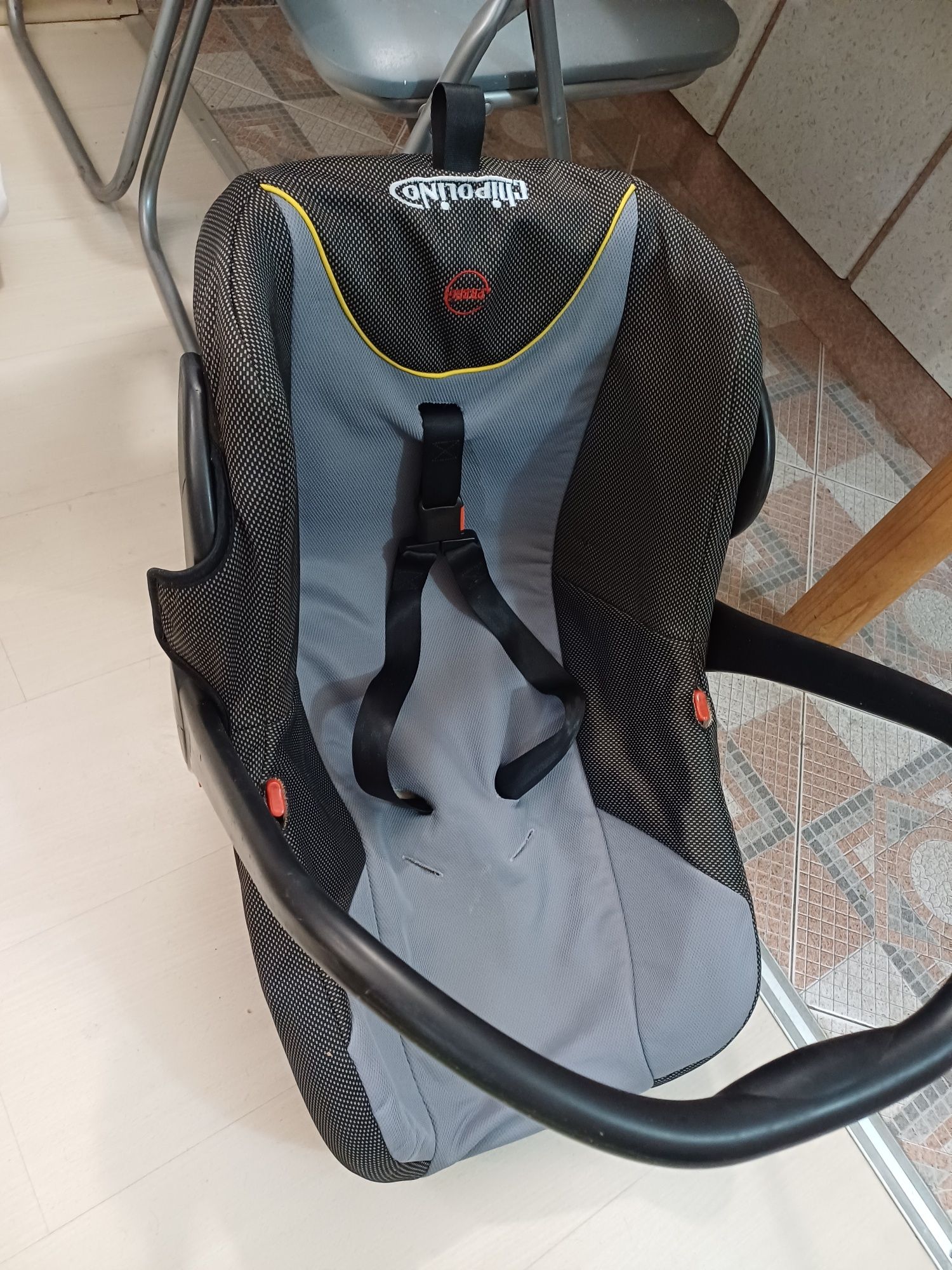 CHIPOLINO Детско столче като ново ,за кола и ръчно