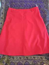 Красная юбка до колен