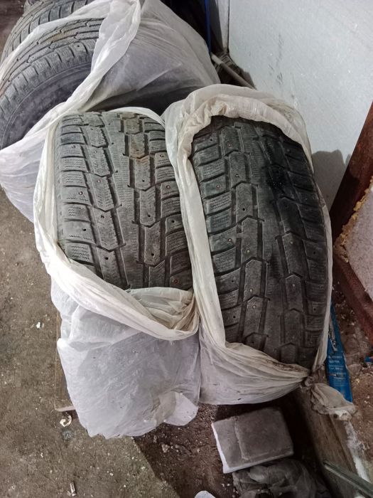 Продаю комплект зимних шипованных шин