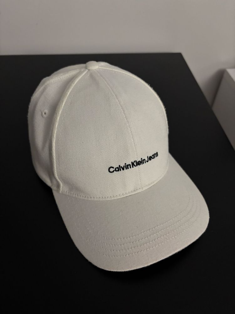 Шапка с козирка Calvin Klein