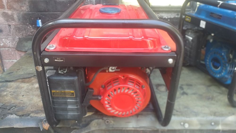Vand 2 generatoare curent pe benzina