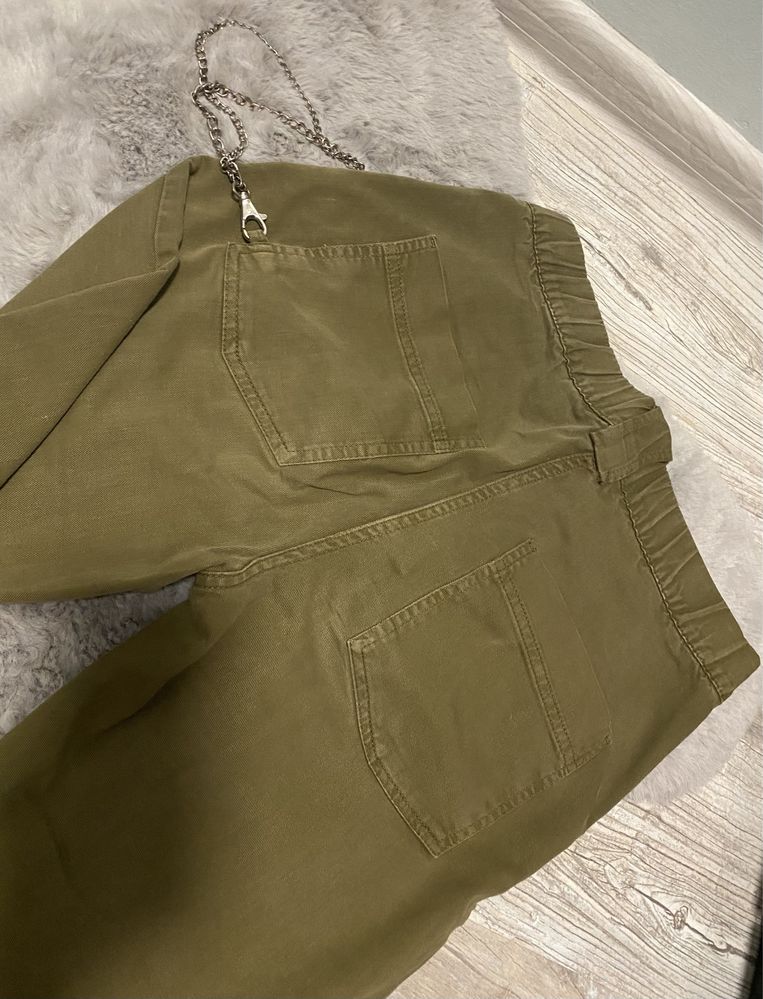 Карго панталон от Bershka с верига, която може да се маха. Размер 36