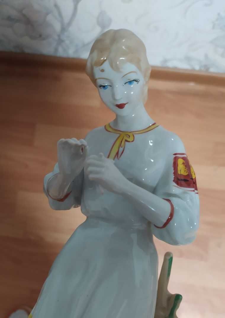 Фарфоровая статуэтка Девушка с ромашкой