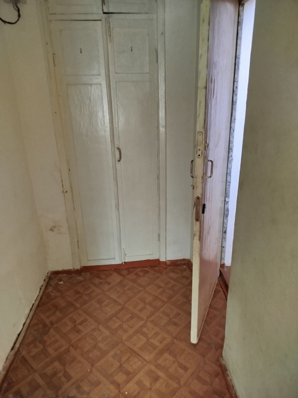 Чирчик ш. Навоий Арбат 15-мактаб Пед инс 1х/1/3 +2×6 балкон 46 м²
