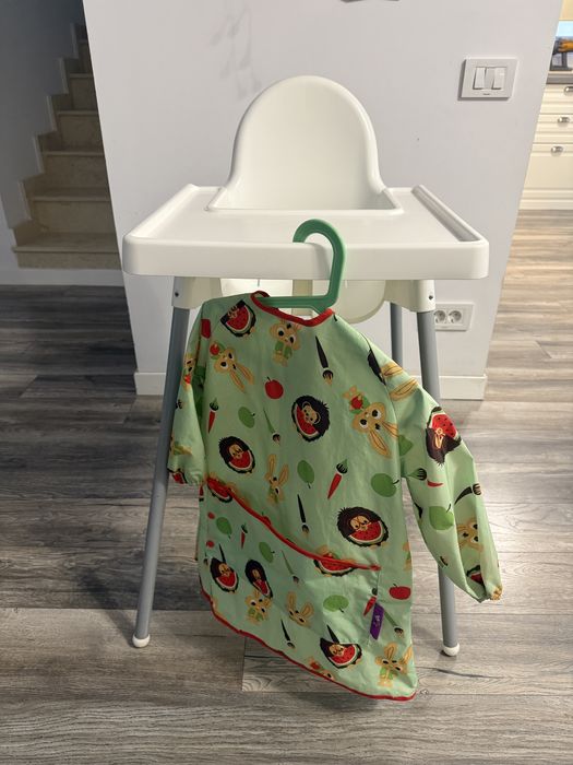 Scaun de masa Antilop Ikea si baveta Tidy Tot