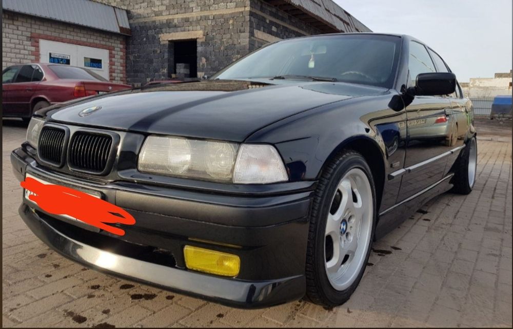 Бмв е36 пер и зад материал стекловолокной бампер (шницер),  под оргина