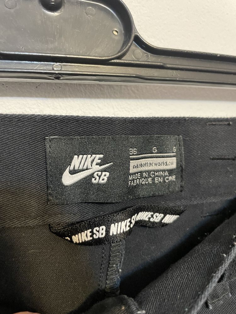 Pantaloni NikeSB.
