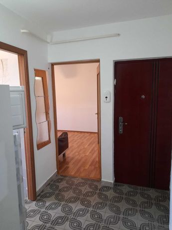 Vand apartament cu 2 camere, decomandat, in zona Brosteni.