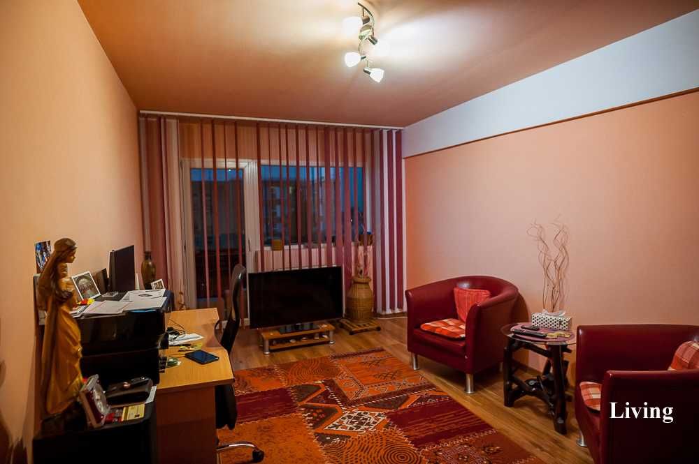 Vand - Schimd Apartament 4 camere, bucatarie, 2 băi in Chisineu Cris