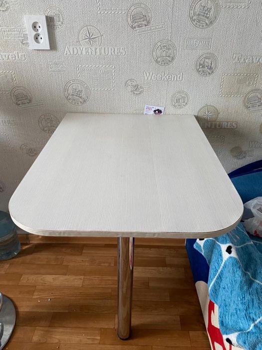 Столик настеный продам