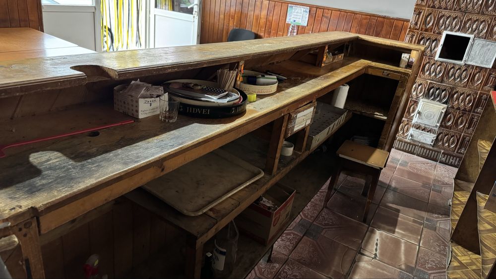 Bar de lemn si raft