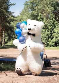 Зимний Гость: Белый Медведь Приносит С Собой Веселье и Удивление!