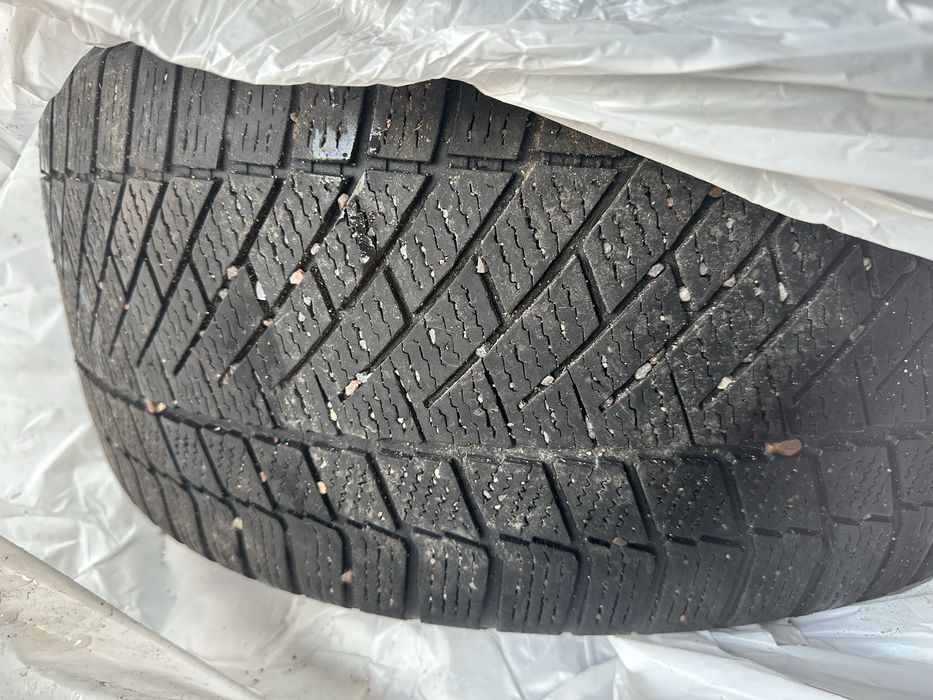 Продам шины зимние размерами R18/245/45