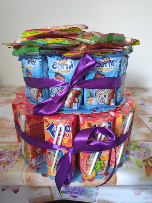 Realizez torturi din dulciuri la comanda