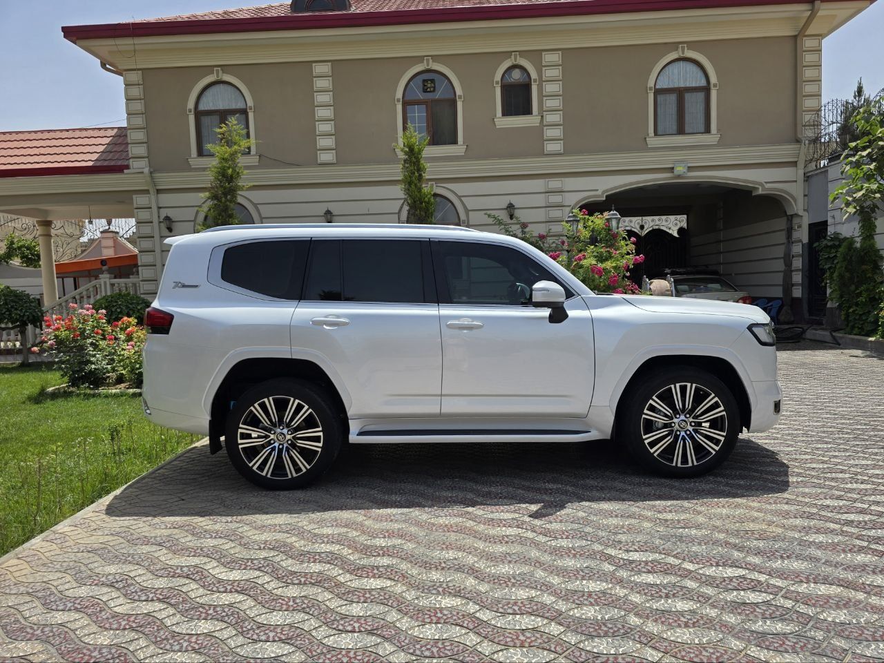 Toyota Land Cruiser 300