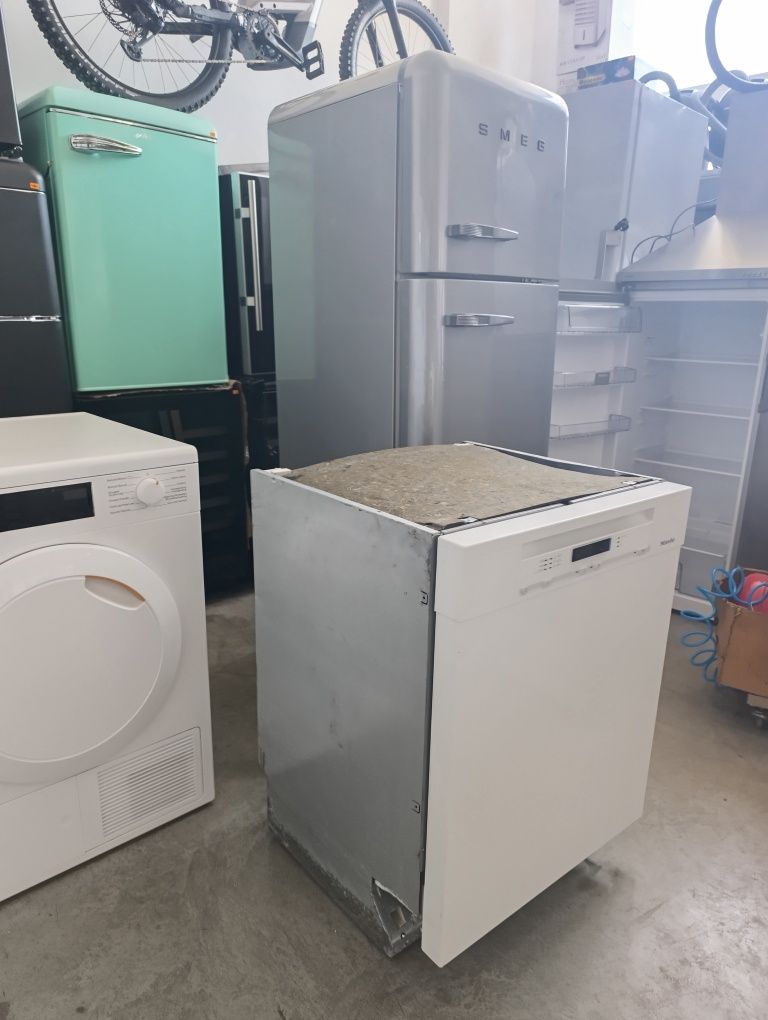 Съдомиялна Miele полу вграждане XXL 60см